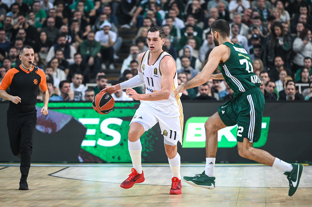 转折点拜仁慕尼黑单刀错失；CBA常规赛今晚攻防权衡；更衣室稳定；资深球员宣示担当的简单介绍